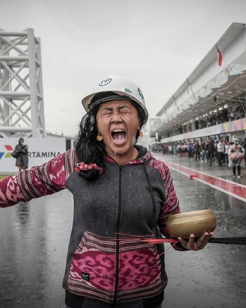 Aksi Pawang Hujan Sirkuit Madalika Sita Perhatian Dunia: Dukun Selamatkan MotoGP Indonesia