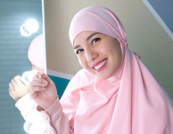 Tya Ariestya Mengenakan Hijab Bergo. Netizen: Anggun Banget!