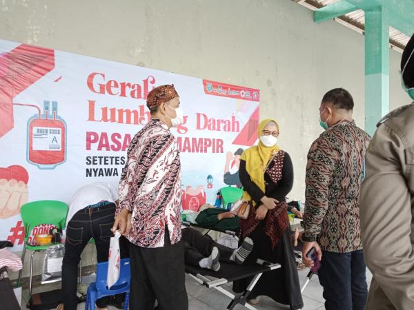 Amankan Stok Darah, Forum Kabupaten Probolinggo Sehat Gelar Roadshow Donor Darah Di Pasar Semampir