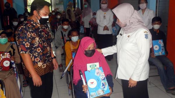 Yayasan Wings Peduli Donasikan Paket Kebersihan Kepada Penderita TBC di Kota Surabaya