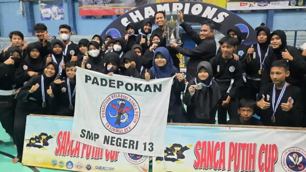 Atlet Silat SMPN 13 Kota Tasik Jadi Juara Umum Sanca Putih Cup ke-13, Pertahankan Piala Bergilir