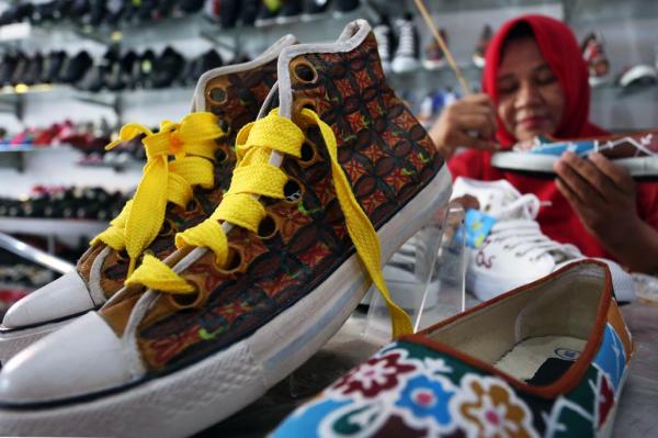 Sepatu Kanvas Lukis UMKM Surabaya Digemari Remaja