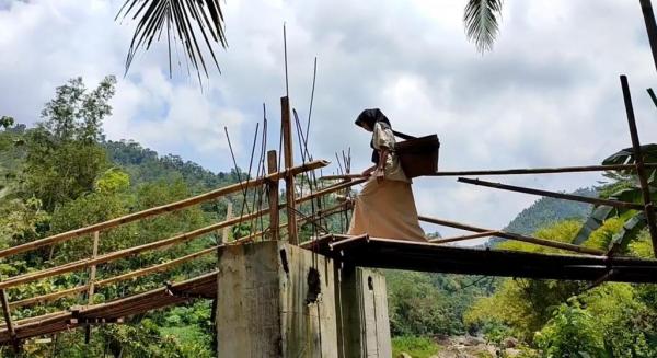 Sebelum Ada Jembatan Warga Kedua Desa Nekat Sebrangi Sungai Hingga Berenang