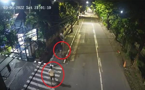 Begal Payudara Terekam Kamera CCTV, Korban Dibuntuti Jarak 3 Meter, Dibegal dan Terjatuh di Trotoar