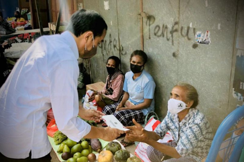 Presiden Jokowi Belanja Daun Singkong dan Bunga Pepaya  Rp1.000,00 per Ikat