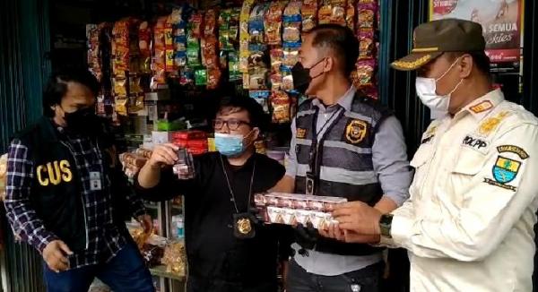 Razia Rokok Ilegal di Warung Kota Cirebon, Pedagang Ada yang Tidak Tahu Rokoknya Tanpa Pita Cukai