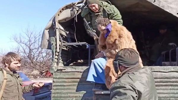 Dikepung Tentara Rusia dan Takut Mati, Tentara Ukraina Kabur dari Mariupol Berpakian Wanita