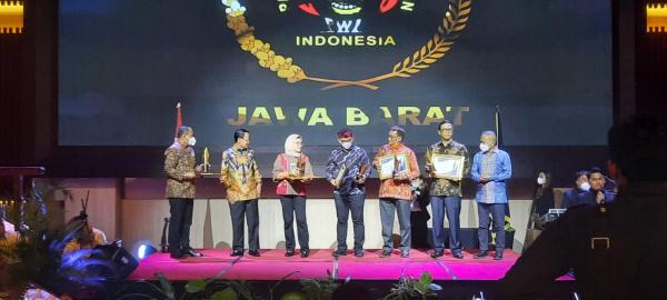 Bupati Karawang Raih Anugerah Penghargaan Pangaping pada Ajang HPN PWI Jabar