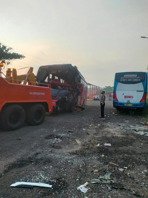 Kecelakaa di Tol Cipali, Bus Tabrak Truk, 1 Tewas 11 Luka