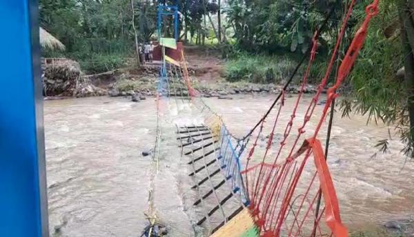 Jembatan Gantung Ambruk, Puluhan Siswa SMP Al Huda Ciamis Terjatuh ke Sungai Cileueur