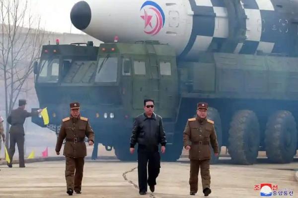 Korut Antisipasi Perang, Kim Jong-Un Uji Coba Rudal Monster