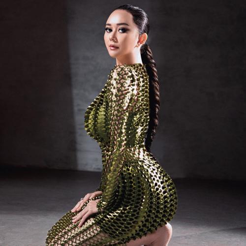 Janda Bening Aura Kasih Pose Seksi Pakai Dress Ornamen Bolong-bolong, Netizen: Aku merinding!