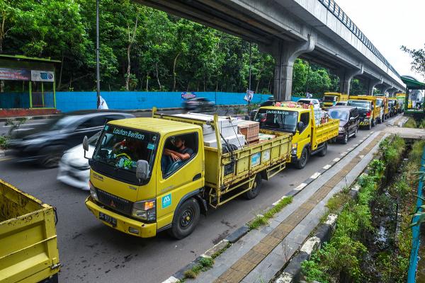 Antrian Panjang Mobil Beli Solar Bersubsidi di SPBU Palembang