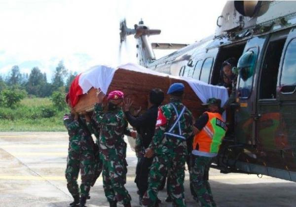 2 Prajurit Marinir yang Gugur Ditembak KKB Dievakuasi ke Timika