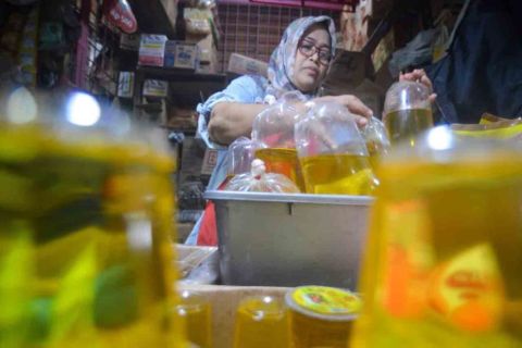 Harga Minyak Goreng Curah Tembus Rp20.000 Per Liter, Pedagang Pasar Teriak