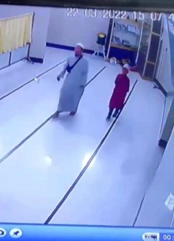 Viral, Pria dan Bocah Laki-laki Bergamis Curi Uang Kotak Infak di Masjid