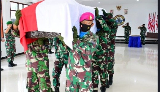 2  Jenazah Prajurit Marinir TNI AL Gugur di Papua Diterbangkan ke Kampung Halaman