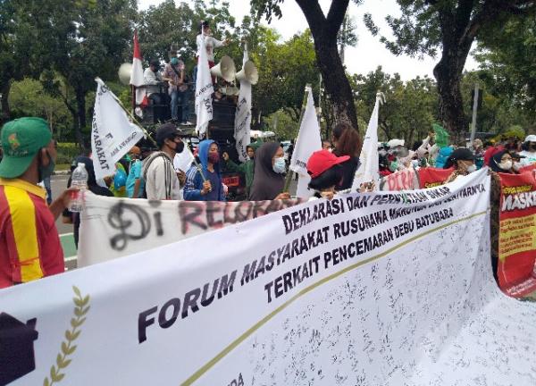 Warga Rusunawa Marunda Demo Balaikota, Desak Anies Atasi Pencemaran Abu Batubara