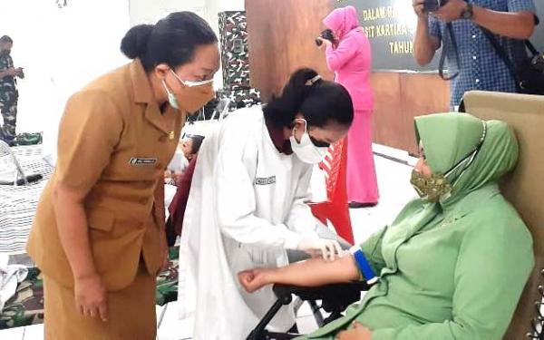 Sambut HUT ke 76 Tahun Persit KCK Ranting 3, Yonif Raider khusus 744 Gelar Donor Darah