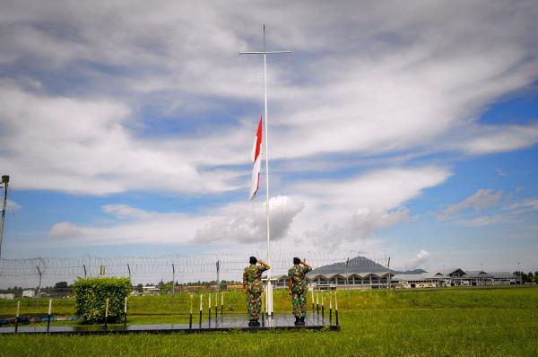 TNI AL Berduka, Lanudal Manado Puspenerbal Kibarkan Bendera Setengah Tiang