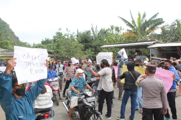 Gelar Aksi Long March, Warga Rumpin Harap Aspirasinya Didengar Bupati