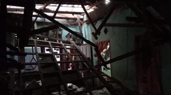 Diduga Sudah Lapuk, Atap Rumah Warga Di Pangandaran Tiba-tiba Ambruk