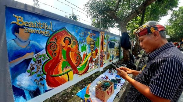 Deretan Foto Lukisan Mural Dinding Stasiun Purwokerto Bertema Ikon Banyumas