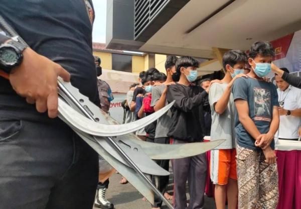 Akibatkan 1 Pemuda Meninggal, 10 Pelaku Tawuran Diringkus Polres Metro Depok