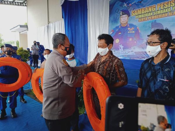 Kapolda Jabar Kunjungi Nelayan Cirebon, Tinjau Vaksinasi Hingga Berikan Asuransi