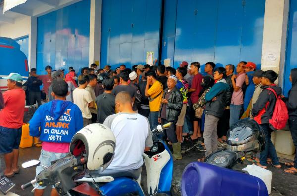Warga Tasikmalaya Antre Panjang di Depan Agen Minyak Goreng Curah Pasar Cikurubuk, Pembeli: Parah