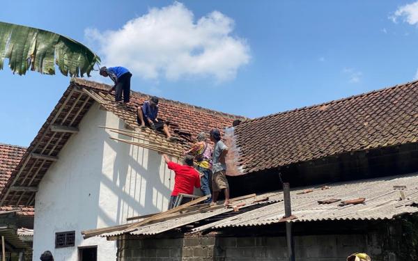 BPBD Kabupaten Blitar Mendata Rumah Rusak Akibat Puting Beliung di Blitar Bertambah Menjadi 46 Rumah
