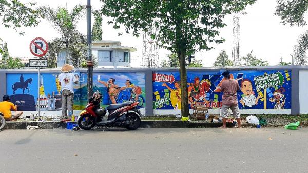 Jadi Spot Foto Baru, Dinding Stasiun Purwokerto Dilukis Mural dengan Tema Ikon Banyumas