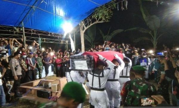 Duka Kerabat dan Warga Iringi Pemakaman Jenazah Prajurit Marinir Korban KKB Papua