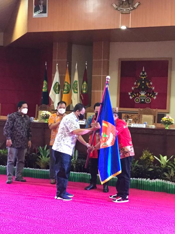 Dosen Unhas Serahkan Bendera KKN Kebangsaan kepada Rektor UPR