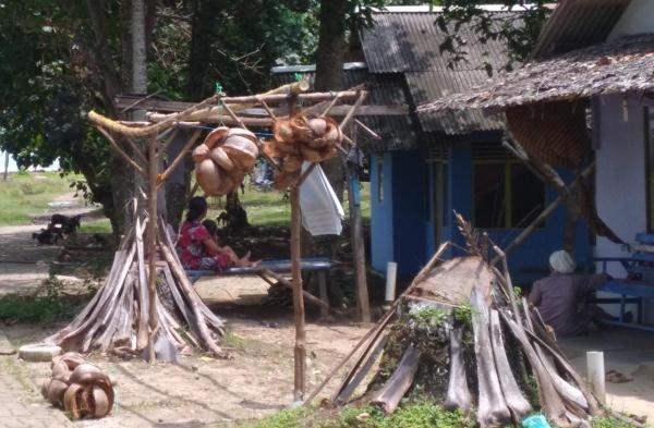 Tradisi Munggahan, Cuan Tebal untuk Nenek Kreatif Penjual Sabut Kelapa
