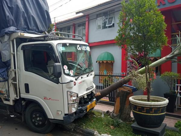 Diduga Sopir Mengantuk Truk Bermuatan Barang Elektronik Alami Kecelakaan di Depan Rutan Cirebon