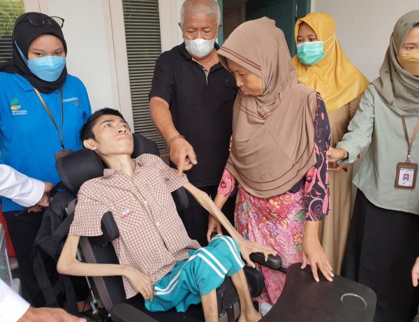 Haikal Arofi, Pemuda Asal Lombok Penderita Lumpuh Layu Dapat Bantuan Kursi Roda