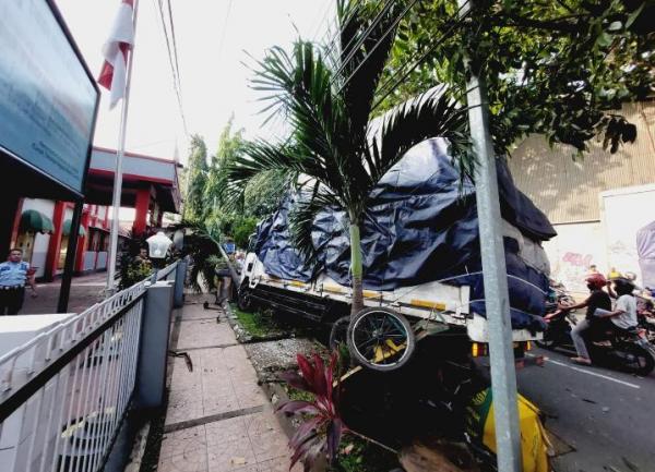 Truk Sarat Muatan Alami Kecelakaan Depan Rutan Kota Cirebon
