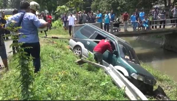 Diduga Sopir Mengantuk, Minibus di Jombang Terjungkal ke Sungai