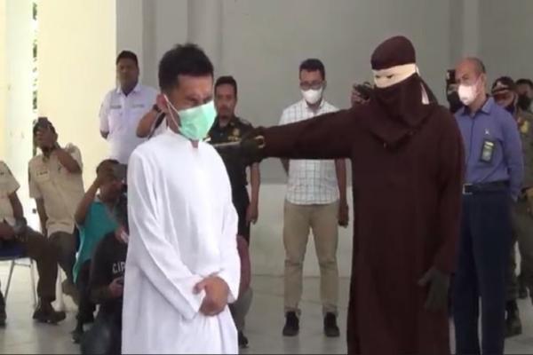 Pasangan Mahasiswa Mesum di Banda Aceh Dihukum Cambuk 22 Kali