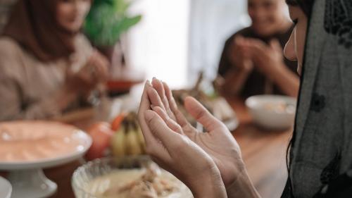 Sudah Imsak tapi Masih Makan Sahur, Dilanjutkan atau Setop Makan Minum?