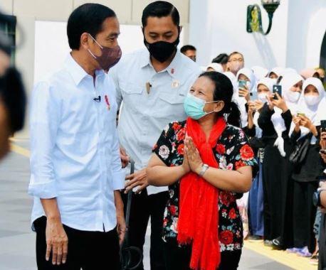 Sapa Penumpang di Bandara Yogyakarta, Jokowi: Tetap Disiplin Prokes!