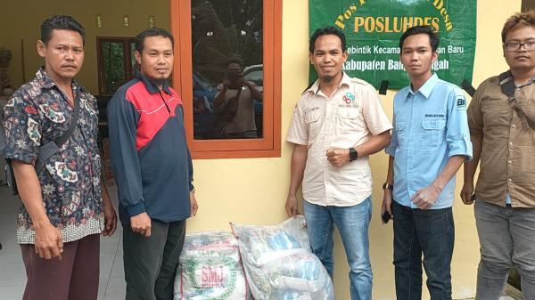 PWI Bangka Tengah Serahkan Bantuan Beras untuk Korban Puting Beliung Desa Kebintik