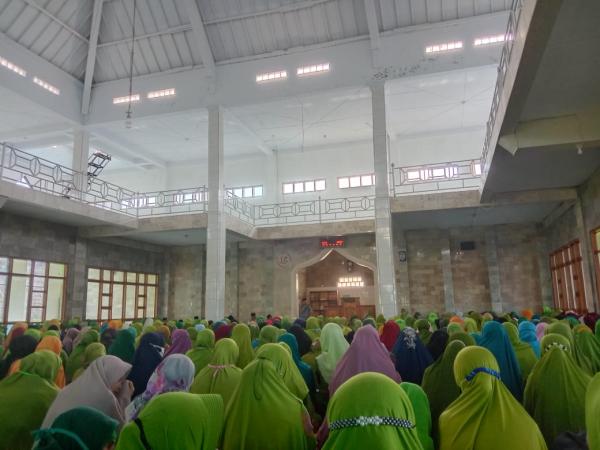 Santunan Kepada Lansia dan Anak Yatim Warnai Peringatan Hari Lahir Muslimat NU Kecamatan Cisurupan
