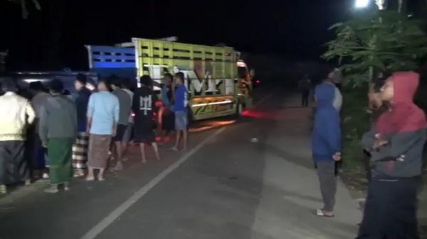Diduga Rem Blong, Truk di Malang Sruduk Mobil Pikap, Puluhan Orang Terluka