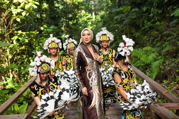 Lewat Cyclona Ulina, Fashion Designer Lia Afif Gaungkan Potensi Wisata Kutai Timur