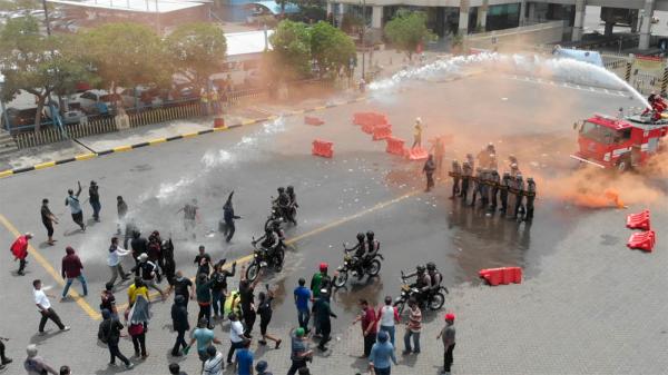Demo di TPS Ricuh, Massa Aksi Anarkis Hingga Operasional Dihentikan