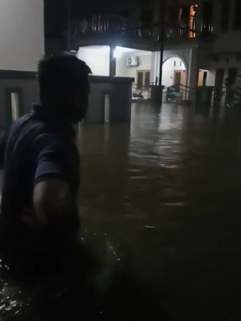 Sungai Meluap, Perumahan di Purwokerto Terendam Banjir Sepinggang Orang Dewasa