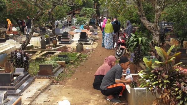 Jelang Ramadhan, Pemakaman Wesel Subang Dipenuhi Ratusan Peziarah