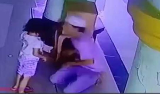 Viral! Tak Patut Dicontoh, Seorang Pria Bawa Balita Nekat Mencuri Uang Kotak Amal Masjid 